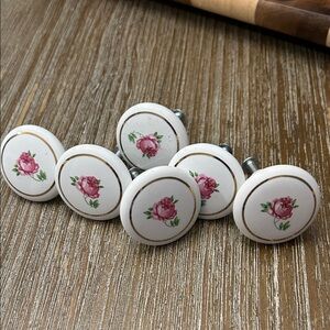 6 adorable furniture ceramic knobs with gold trim & pink flower 
Good condition